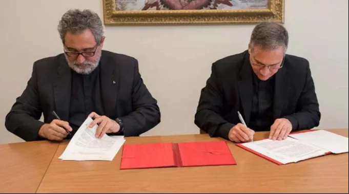 Juan_Antonio_Guerrero_Alves_y_Mons_Dario_Edoardo_Vigano_LOsservatoreRomano_210917.jpg ?? 