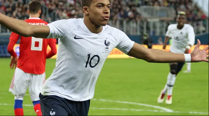 Kylian_Mbappe_celebrating_-_March_2018.jpg ?? 