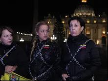 Lilian Tintori, Antonieta Mendoza e Mitzy da Ledezma protestam em frente ao Vaticano.