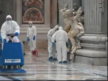 Trabalhadores desinfetando a Basílica de São Pedro.