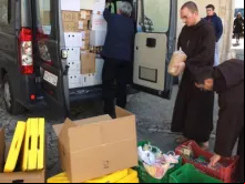 Membros da Esmolaria do Vaticano compram produtos dos agricultores.