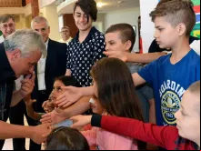 Esmoleiro do Papa Francisco, Cardeal Konrad Krajewski, visitando um centro de acolhida para imigrantes (2018