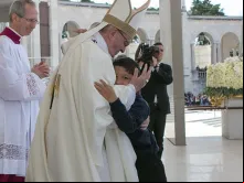 Lucas abraça o Papa Francisco na Missa de canonização de Francisco e Jacinta Marto 