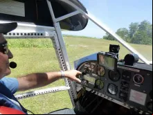 Dom Luciano Capelli, Bispo de Gizo, a bordo de sua aeronave.