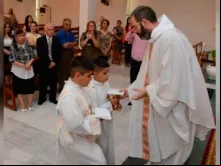 Pe. Luis Montes na missa no Iraque.