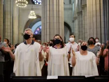 Fiéis em missa na Catedral da Sé