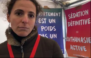 Madeleine, enfermeira sa durante a manifestação pela vida em Paris (França).