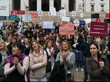 Manifestantes em frente à Assembleia da República em Portugal 
