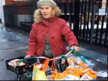 Marta, a idosa que ajuda os pobres em Turim.
