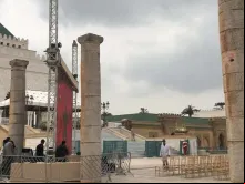 Esplanada do Mausoléu de Mohammed V se prepara para a chegada do Papa Francisco.
