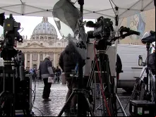 Alguns meios de comunicação em frente ao Vaticano.