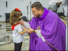 Ana recebe a fita de Pe. Helton Dias 