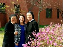 A norte-coreana Mi Jin Kang com as irmãs coreanas que a ensinara sobre a fé