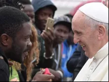 Papa Francisco saúda um imigrante durante sua visita a Bolonha em 2017.