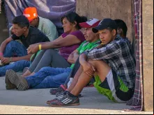 Migrantes acolhidos no estádio de Ciudad Deportiva Magdalena Mixhuca, na Cidade do México, no início de novembro de 2018.