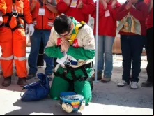 O mineiro Esteban Rojas rezou de joelhos e depois de ser resgatado.