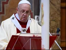 O Papa Francisco celebra a Missa.