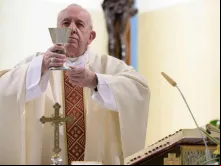 O Papa durante a Missa na Casa Santa Marta.