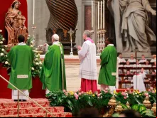 Papa começa a Missa.