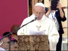 Papa lê a homilia na Missa.
