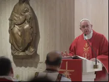 Papa Francisco durante a Missa em Santa Marta.