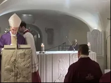 Dom Georg Gänswein reza missa nas grutas vaticanas