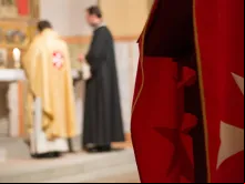 Celebração da Santa Missa com os emblemas da Ordem de Malta.