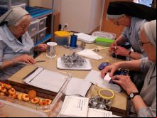 Monjas beneditinas de Oviedo preparando doces