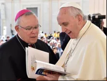 Papa Francisco com Dom Charles Chaput 