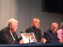 Dom Domique Lebrun e a irmã do sacerdote assassinado, na coletiva de imprensa.