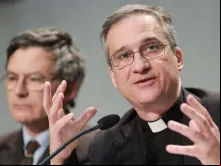 Mons. Dario Edoardo Viganò durante uma coletiva de imprensa do Vaticano em 2016.