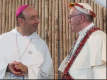 Dom David Martínez, Secretário-Geral do Sínodo da Amazônia, e Papa Francisco durante sua visita ao Peru. Crédito: Eduardo Berdejo (ACI)