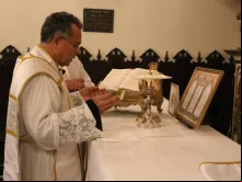 Monsenhor Jonas Lisboa celebra a missa na forma extraordinária do rito romano 