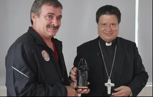 Dom José Rafael Quirós e Óscar Ramírez com a imagem de Nossa Senhora dos Anjos 