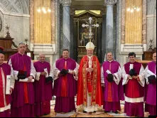 Monsenhor Flávio de Medeiros (segundo da direita para a esquerda) e demais sacerdotes que receberam o canonicato.