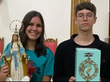Karoline Verri e Luan Augusto no grupo de oração