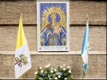 Mosaico de Nossa Senhora do Rosário, padroeira da Guatemala, nos Jardins Vaticanos
