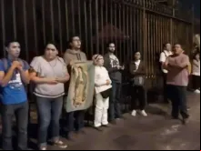 Fiéis jovens e idosos se reuniram em frente à Catedral do México para protegê-la pacificamente da ameaça de ataque de feministas. Crédito: Cortesia Agência Católica de Notícias
