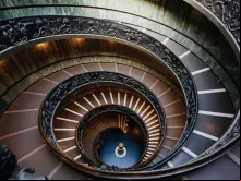 Escadaria dentro dos museus do Vaticano.