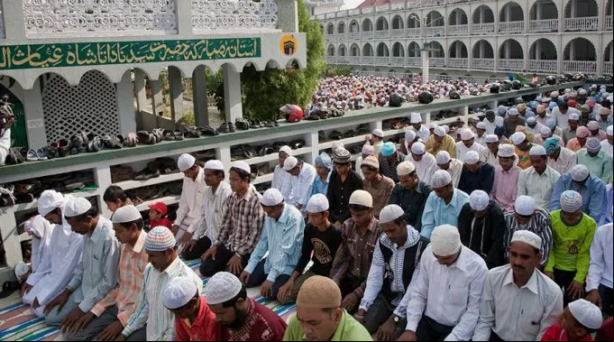 MusulmanesCelebrandoFinRamadan_IngmarZahorskyCC-BY-NC-ND-2.0_FLickr_220415.jpg ?? 
