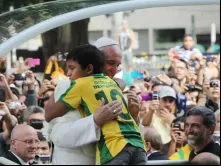 Nathan abraça o papa Francisco durante a JMJ Rio 2013.