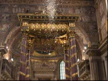 Pétalas na Basílica de Santa Maria Maior.