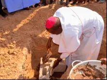 O bispo de Yola, Dom Stephen Dami Mamza, assentou as bases para a construção de 86 unidades habitacionais para deslocados internos em Maiduguri, Nigéria, em 27