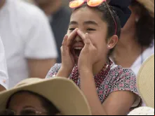 Uma peregrina durante a Audiência Geral das quartas-feiras na Praça de São Pedro.