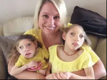 Gwen Hartley com suas filhas Clareie e Lola.