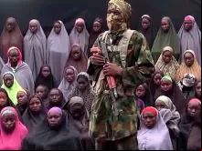 Terrorista do Boko Haram com um grupo de meninas sequestradas, em um vídeo publicado em agosto de 2016