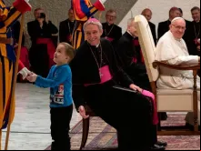 O pequeno Wenzel durante a audiência do Papa Francisco