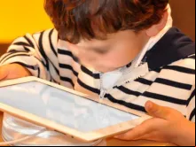 Menino com tablet