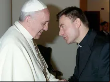 Papa Francisco e Pe. Luis Miguel Muñoz, novo núncio na Eritreia e no Sudão. Crédito: Arquidiocese de Toledo.