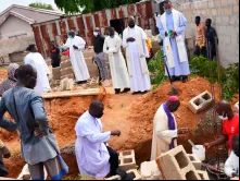 O bispo de Maiduguri, na Nigéria, Dom Oliver Dashe Doeme, abençoa um projeto da ACN.